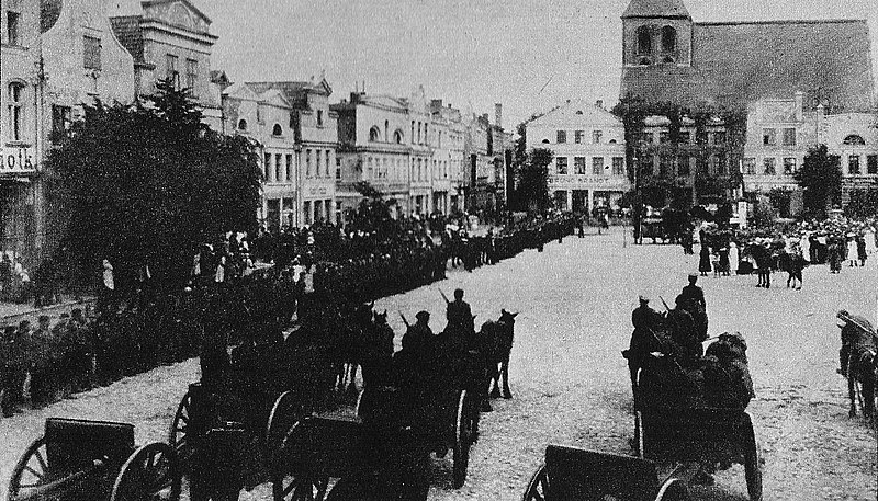 Pułk Artylerii Nadbrzeżnej na rynku w Pucku, rok 1921. Źródło: Wikimedia Commons, domena publiczna.