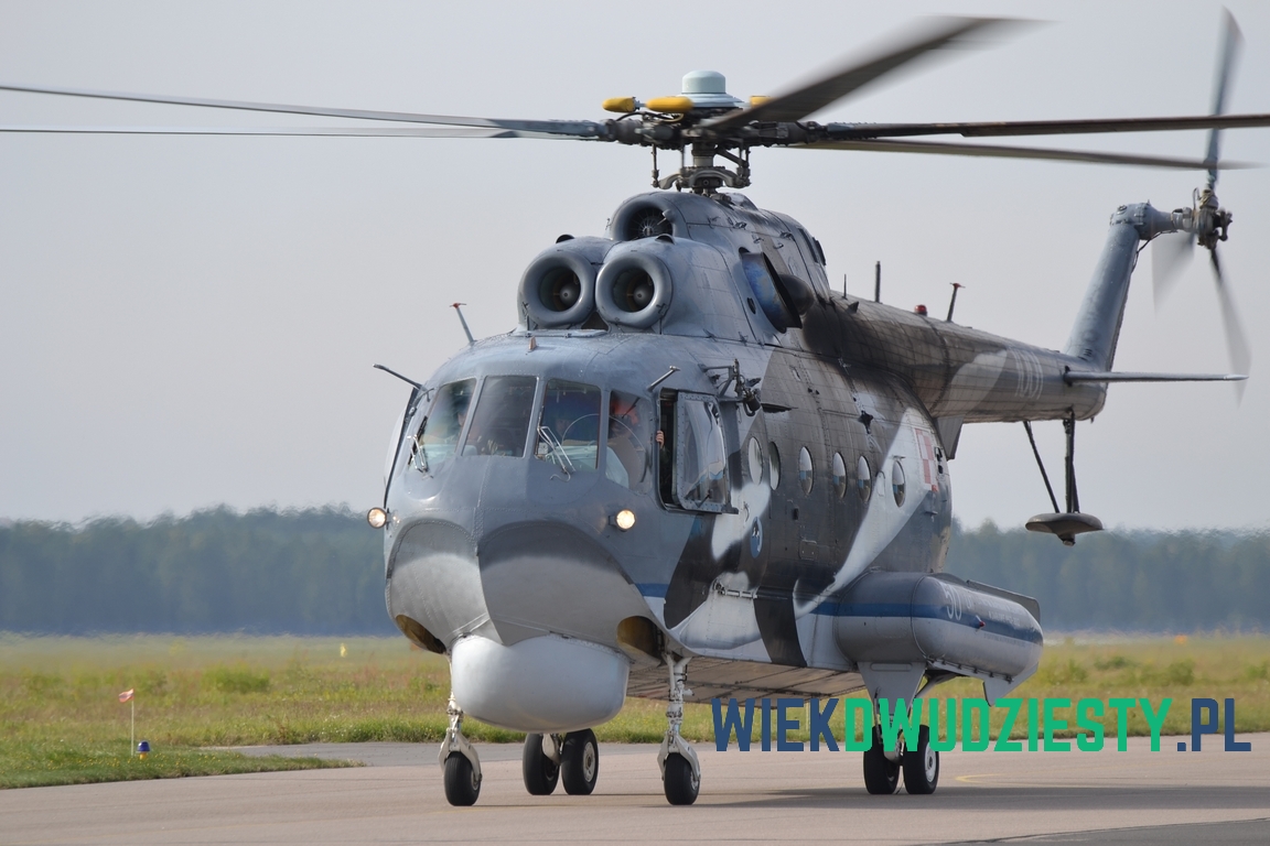 Mi-14PŁ w locie i w czasie kołowania. Fot. Michał Szafran, odwaszegofotokorespondenta.blogspot.com