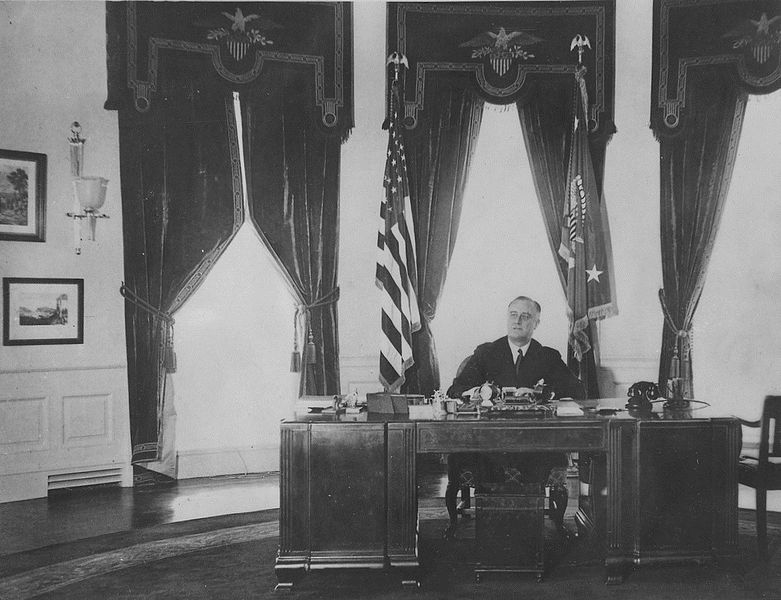 Franklin D. Roosevelt w Gabinecie Owalnym. Źródło: National Archives and Records Administration ARC 195978, domena publiczna.