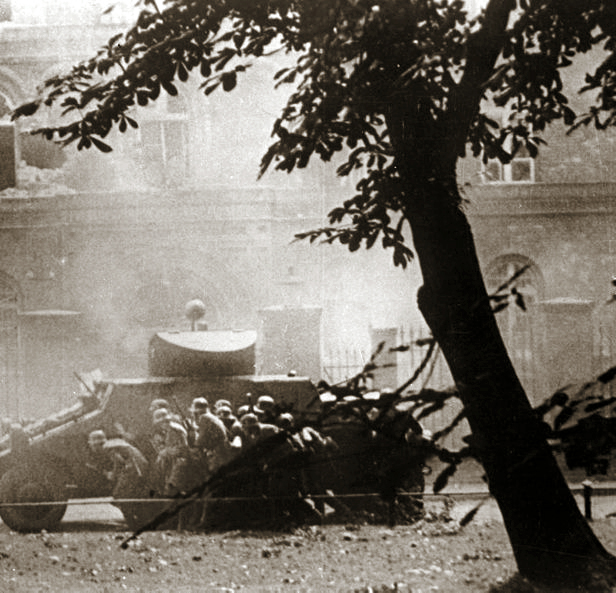 Niemcy atakują Pocztę Polską pod osłoną samochodu pancernego ADGZ. Źródło: Wikimedia Commons, domena publiczna.