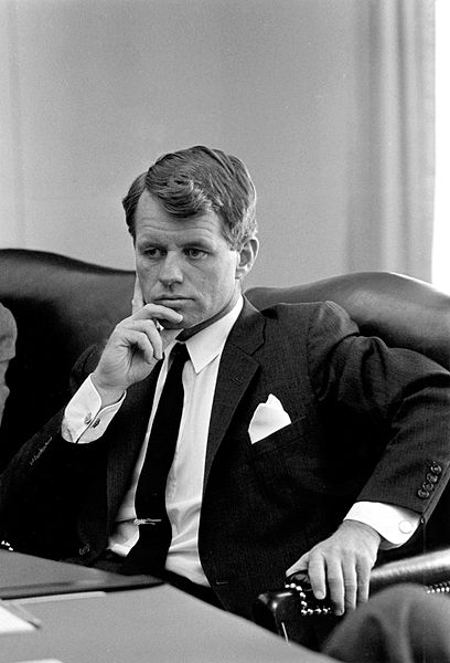 Robert F. Kennedy w 1964 roku. Źródło: Wikimedia Commons, domena publiczna.