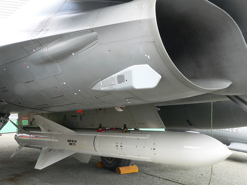 Pocisk przeciwokrętowy Exocet AM-39 zamontowany na myśliwcu Dassault Rafale. Źródło: Wikimedia Commons, licencja: CC BY-SA 3.0
